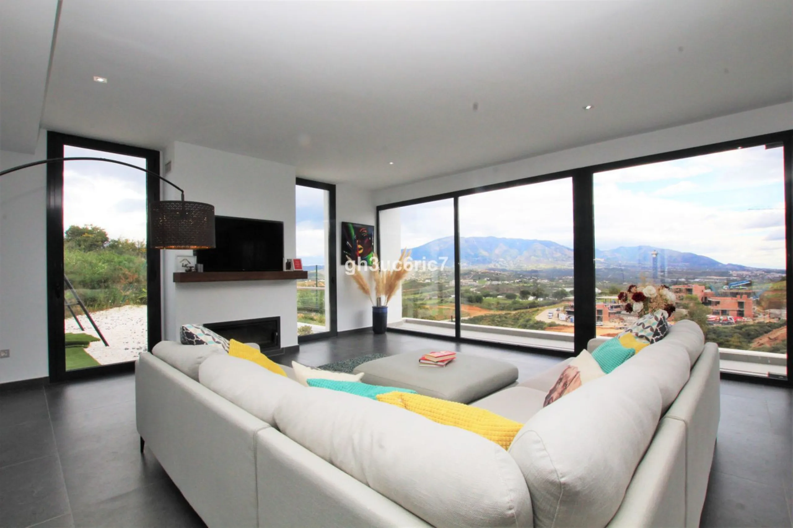 House - Detached Villa в продаже в Mijas, Málaga. В доме 4 спален и 5 ванных комнат. Площадь дома 365 м². Площадь участка 1853 м²