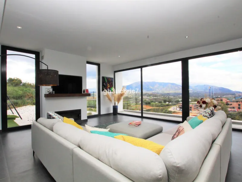 House - Detached Villa в продаже в Mijas, Málaga. В доме 4 спален и 5 ванных комнат. Площадь дома 365 м². Площадь участка 1853 м²