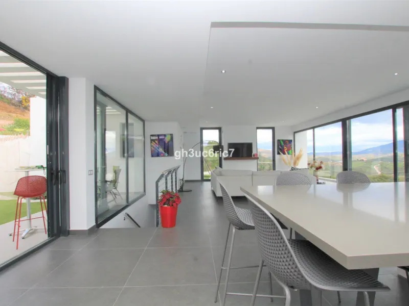 House - Detached Villa в продаже в Mijas, Málaga. В доме 4 спален и 5 ванных комнат. Площадь дома 365 м². Площадь участка 1853 м²