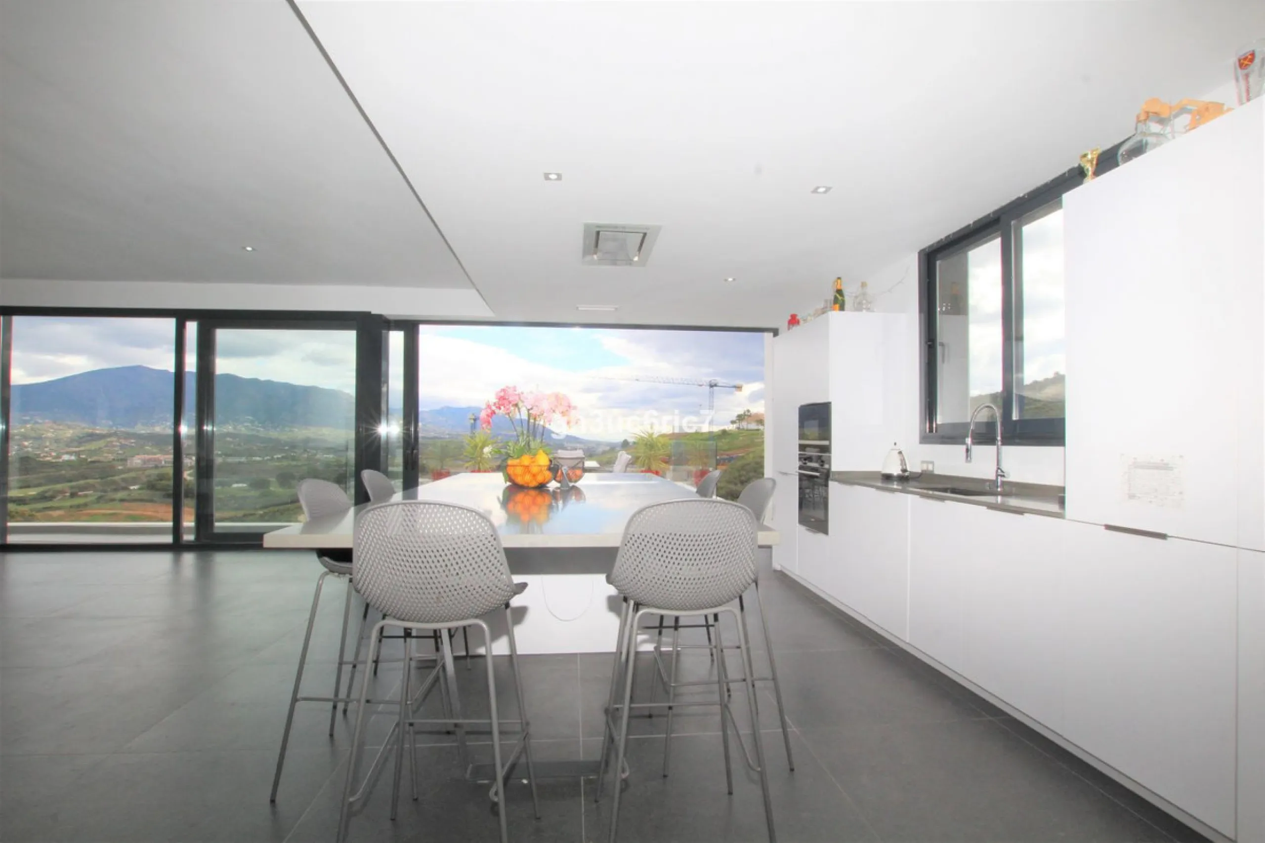 House - Detached Villa в продаже в Mijas, Málaga. В доме 4 спален и 5 ванных комнат. Площадь дома 365 м². Площадь участка 1853 м²
