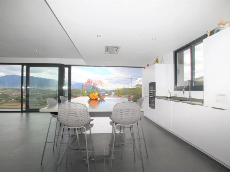House - Detached Villa в продаже в Mijas, Málaga. В доме 4 спален и 5 ванных комнат. Площадь дома 365 м². Площадь участка 1853 м²