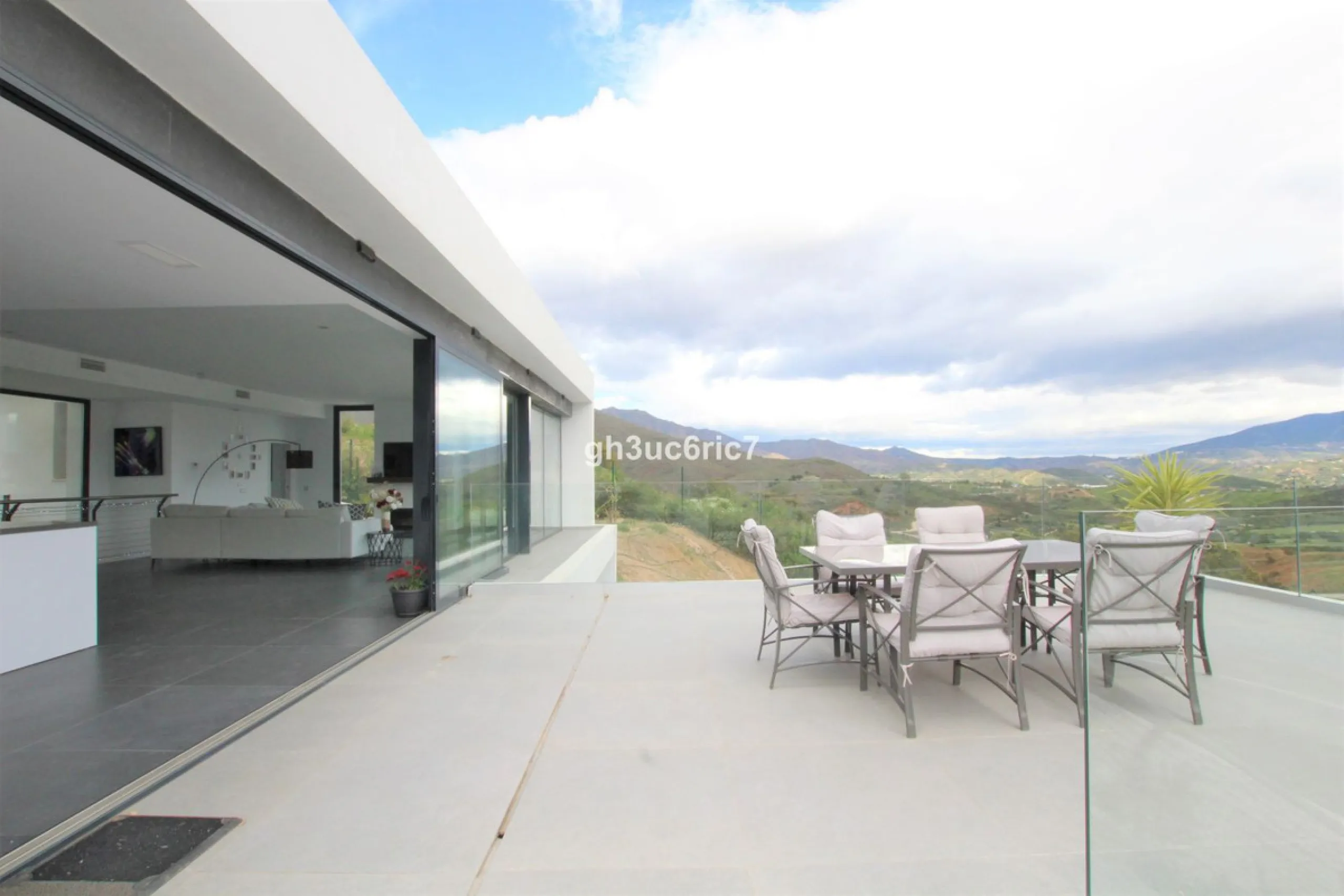 House - Detached Villa в продаже в Mijas, Málaga. В доме 4 спален и 5 ванных комнат. Площадь дома 365 м². Площадь участка 1853 м²