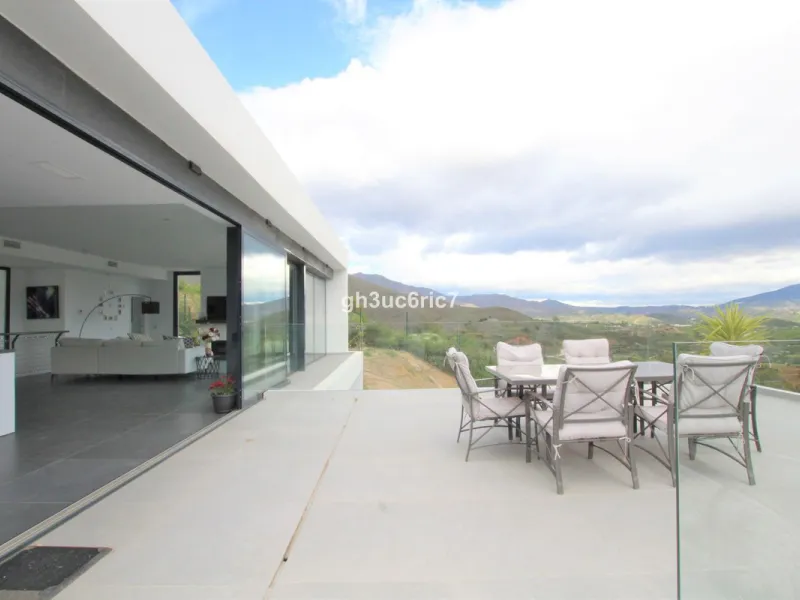 House - Detached Villa в продаже в Mijas, Málaga. В доме 4 спален и 5 ванных комнат. Площадь дома 365 м². Площадь участка 1853 м²