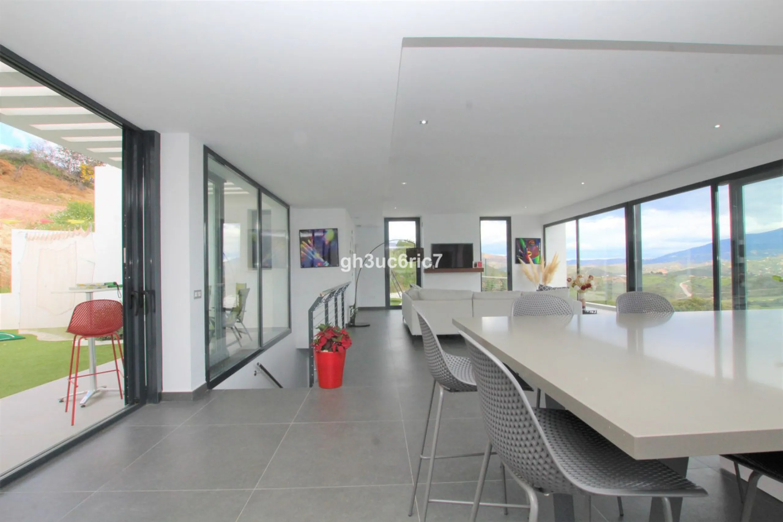 House - Detached Villa в продаже в Mijas, Málaga. В доме 4 спален и 5 ванных комнат. Площадь дома 365 м². Площадь участка 1853 м²