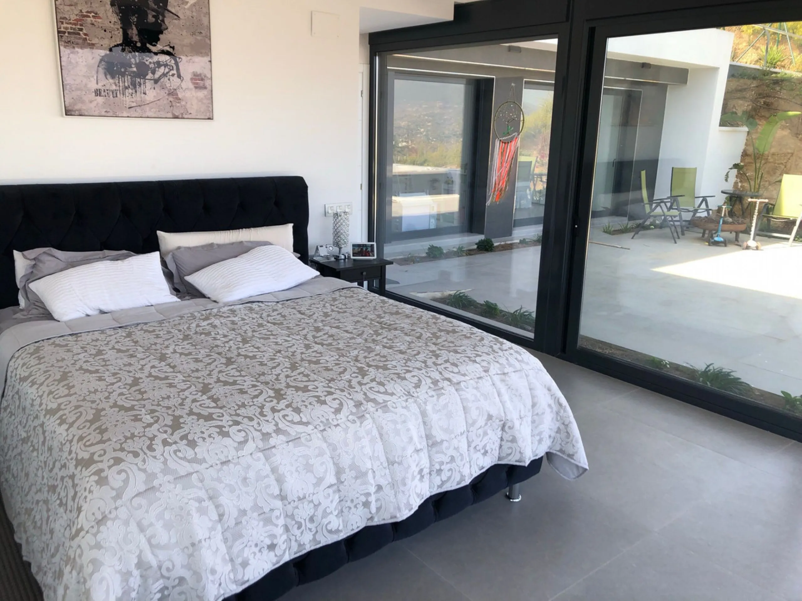 House - Detached Villa в продаже в Mijas, Málaga. В доме 4 спален и 5 ванных комнат. Площадь дома 365 м². Площадь участка 1853 м²