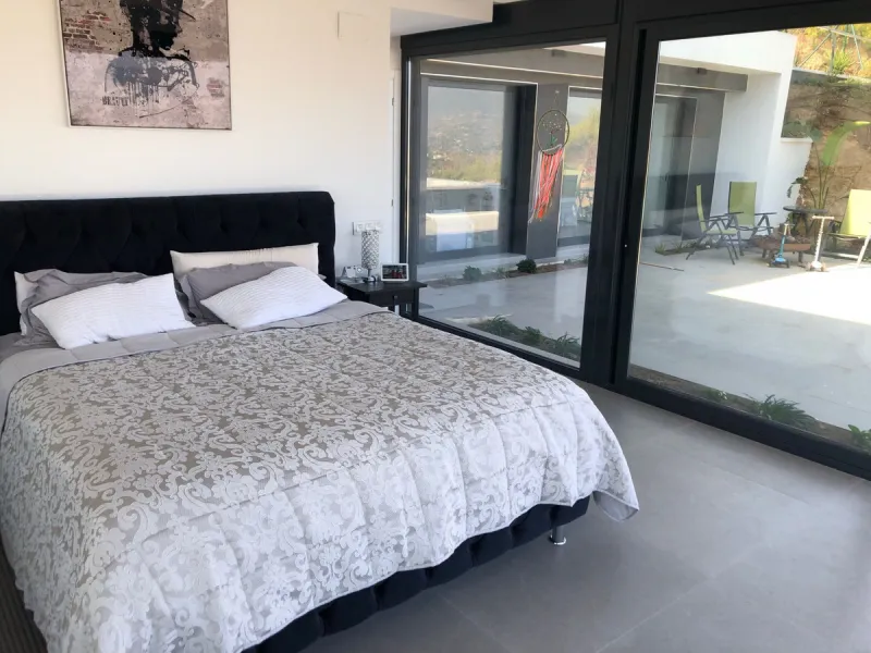 House - Detached Villa в продаже в Mijas, Málaga. В доме 4 спален и 5 ванных комнат. Площадь дома 365 м². Площадь участка 1853 м²