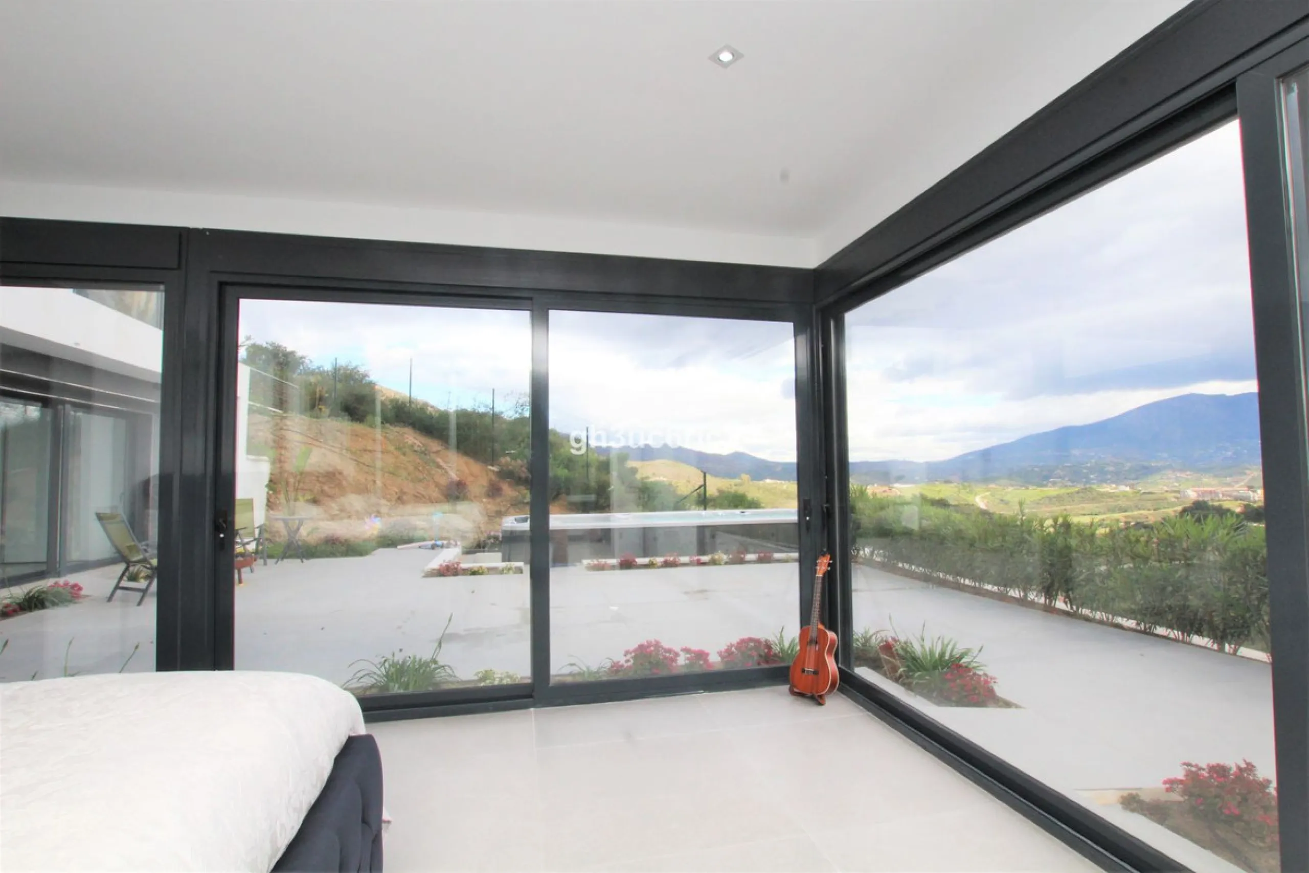 House - Detached Villa в продаже в Mijas, Málaga. В доме 4 спален и 5 ванных комнат. Площадь дома 365 м². Площадь участка 1853 м²