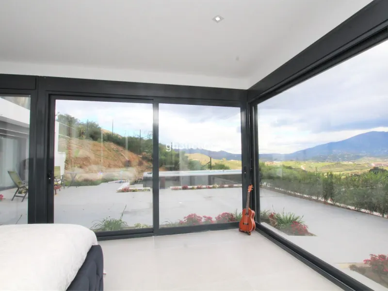 House - Detached Villa в продаже в Mijas, Málaga. В доме 4 спален и 5 ванных комнат. Площадь дома 365 м². Площадь участка 1853 м²