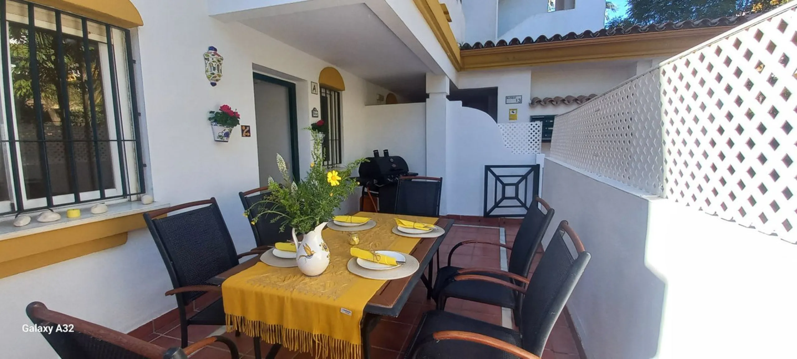 Here we have a fabulous two-bedroom, two-bathroom apartment front line golf in Gran Calanova Golf, overlooking Calanova Golf Course. Boasting stunning panoramic views over the fairways, mountains, and down to the coast, this property offers a perfect blen