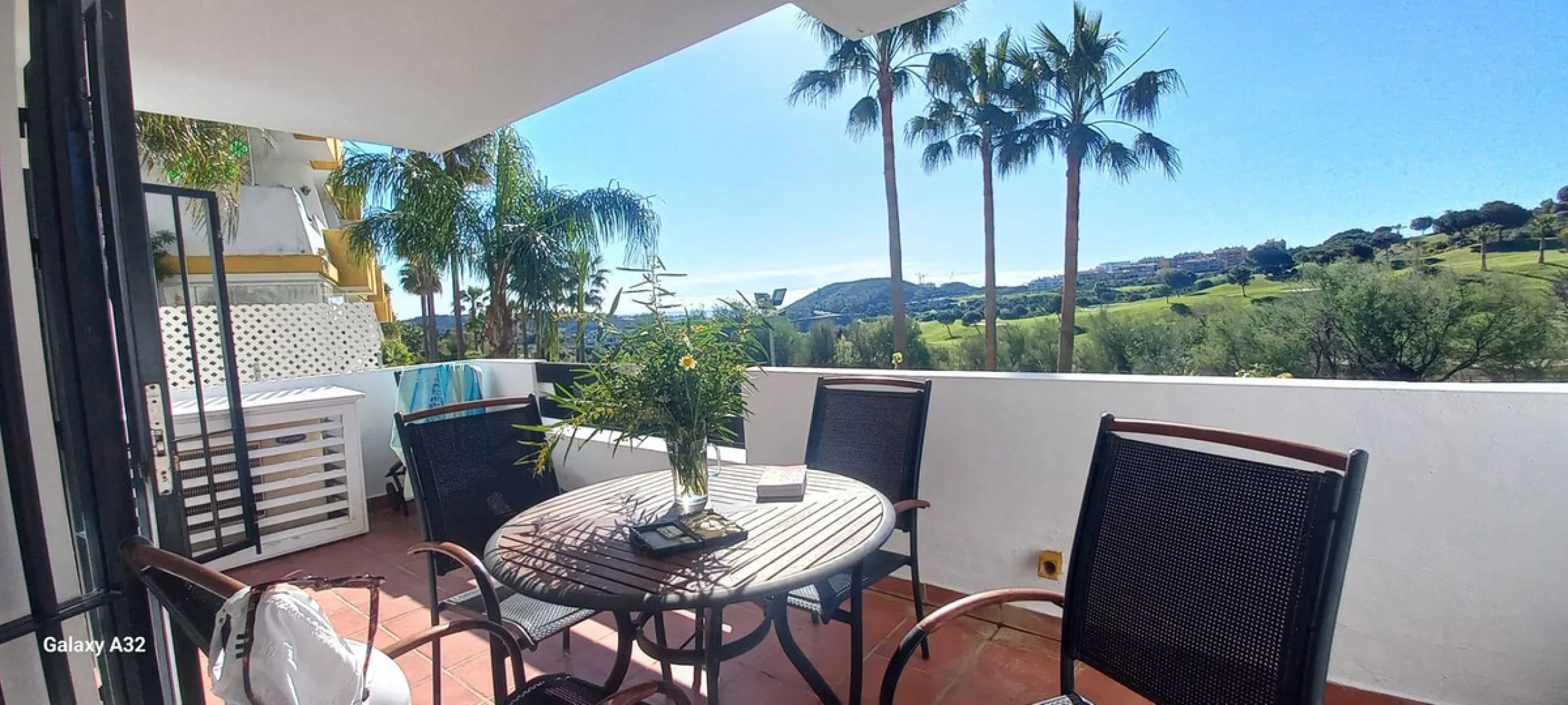 Here we have a fabulous two-bedroom, two-bathroom apartment front line golf in Gran Calanova Golf, overlooking Calanova Golf Course. Boasting stunning panoramic views over the fairways, mountains, and down to the coast, this property offers a perfect blen