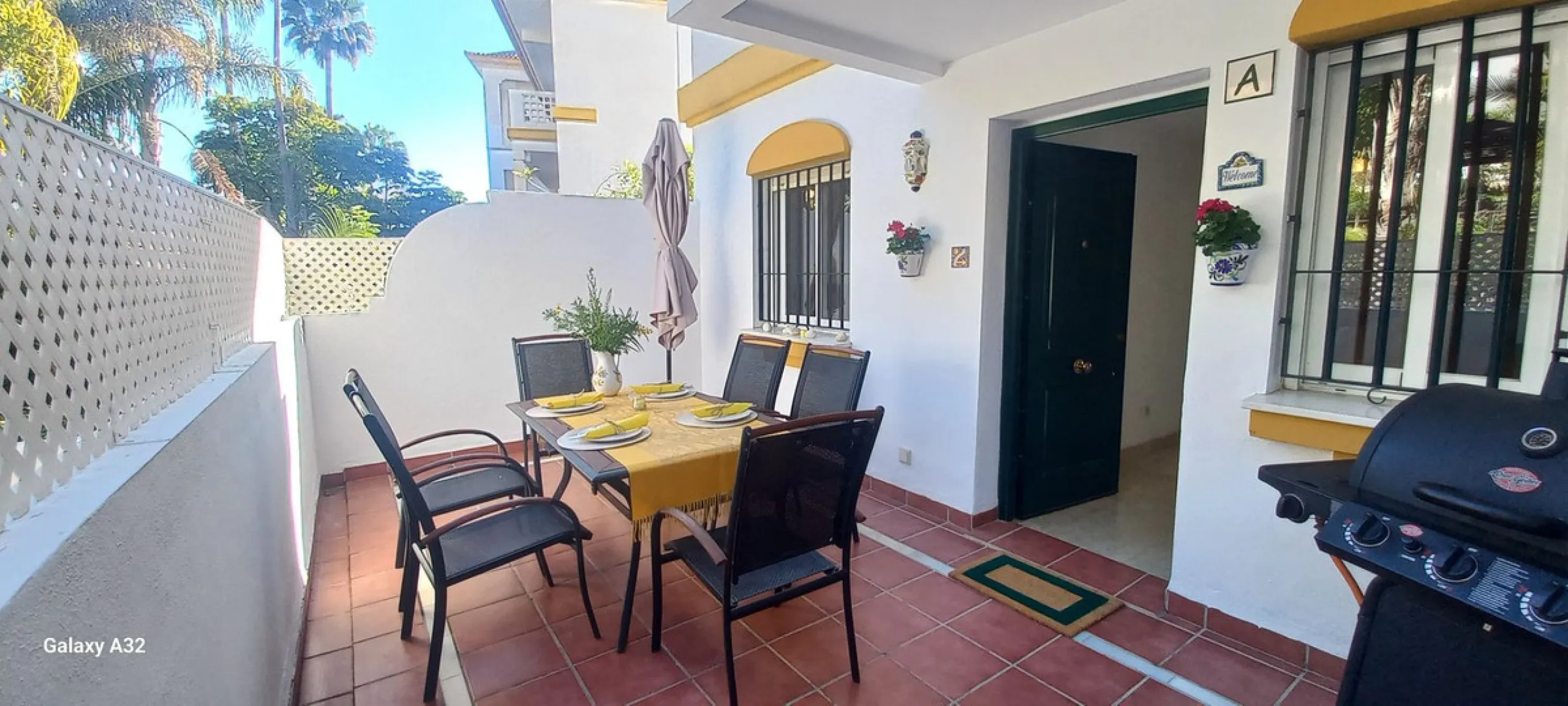 Here we have a fabulous two-bedroom, two-bathroom apartment front line golf in Gran Calanova Golf, overlooking Calanova Golf Course. Boasting stunning panoramic views over the fairways, mountains, and down to the coast, this property offers a perfect blen