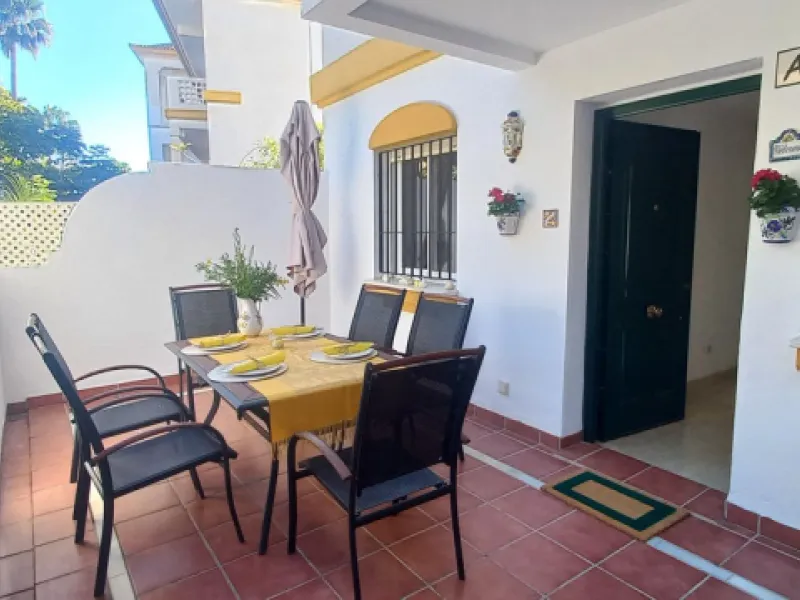 Here we have a fabulous two-bedroom, two-bathroom apartment front line golf in Gran Calanova Golf, overlooking Calanova Golf Course. Boasting stunning panoramic views over the fairways, mountains, and down to the coast, this property offers a perfect blen