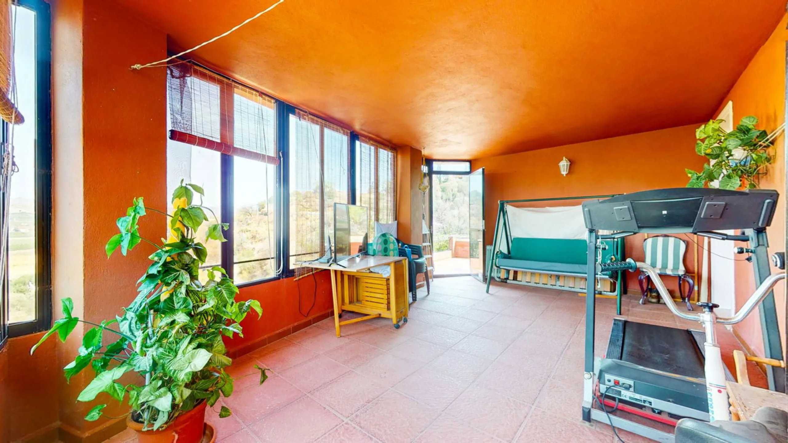 With 2,802 m2 of land and 373 m2 of usable space, we find this spacious house built in 2000 and with great possibilities.