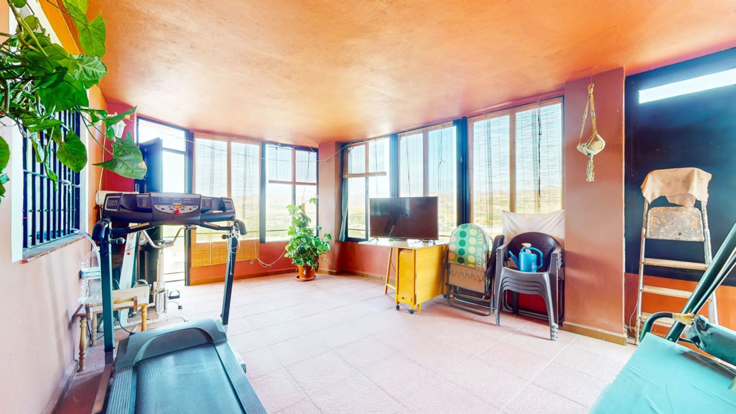 With 2,802 m2 of land and 373 m2 of usable space, we find this spacious house built in 2000 and with great possibilities.
