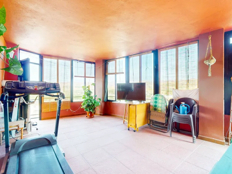 With 2,802 m2 of land and 373 m2 of usable space, we find this spacious house built in 2000 and with great possibilities.
