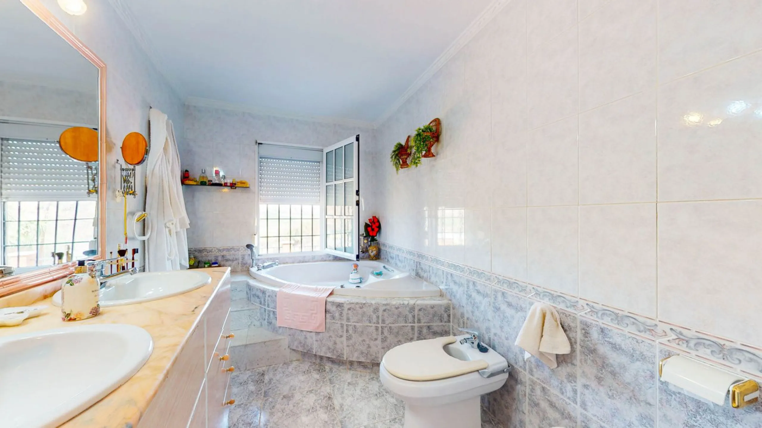 With 2,802 m2 of land and 373 m2 of usable space, we find this spacious house built in 2000 and with great possibilities.