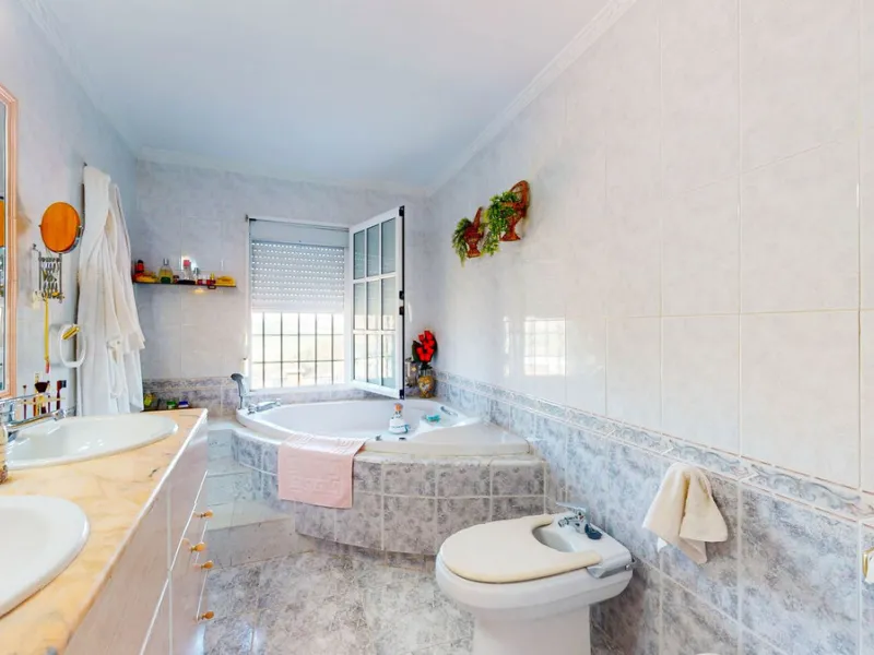 With 2,802 m2 of land and 373 m2 of usable space, we find this spacious house built in 2000 and with great possibilities.