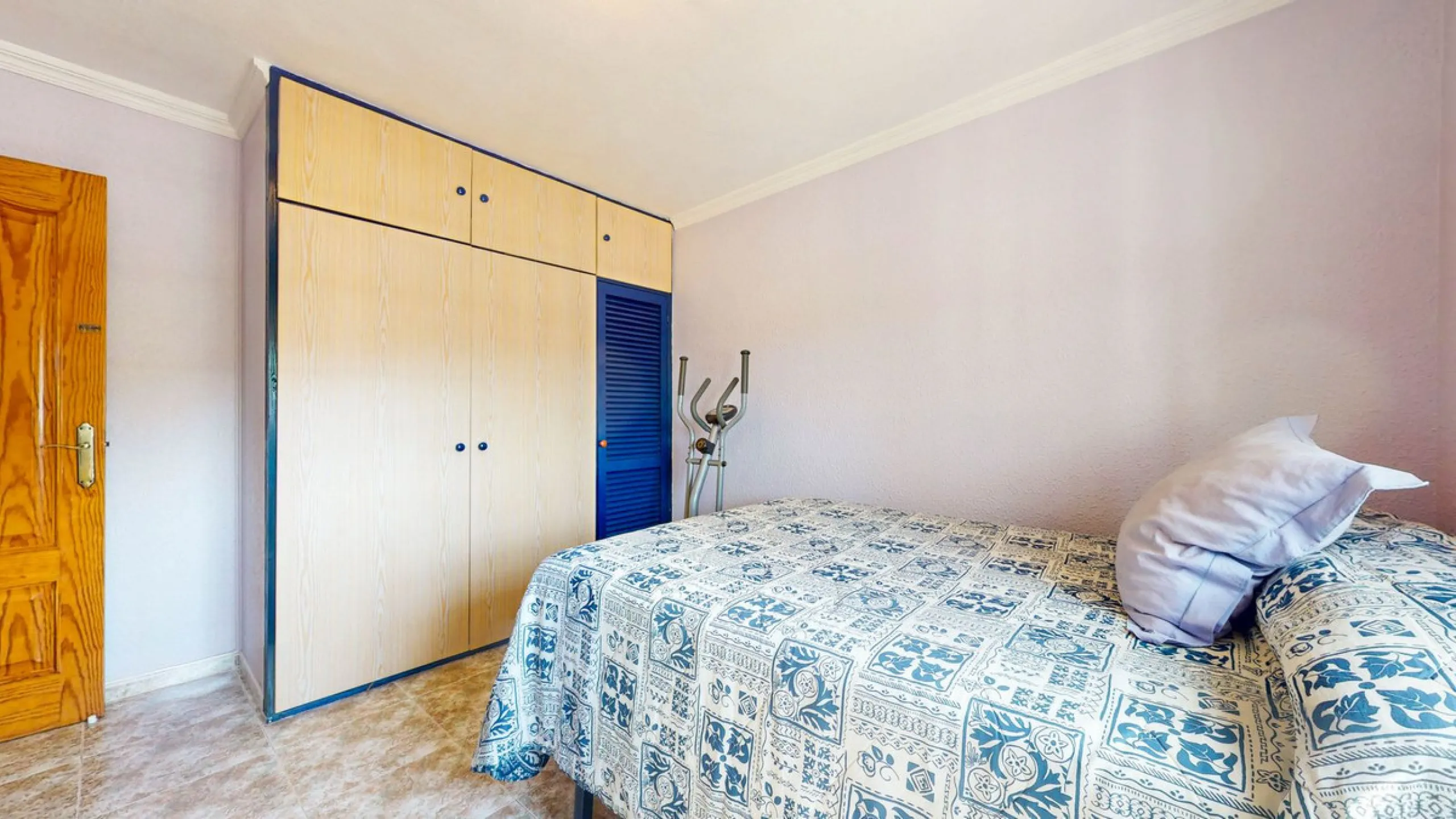 With 2,802 m2 of land and 373 m2 of usable space, we find this spacious house built in 2000 and with great possibilities.