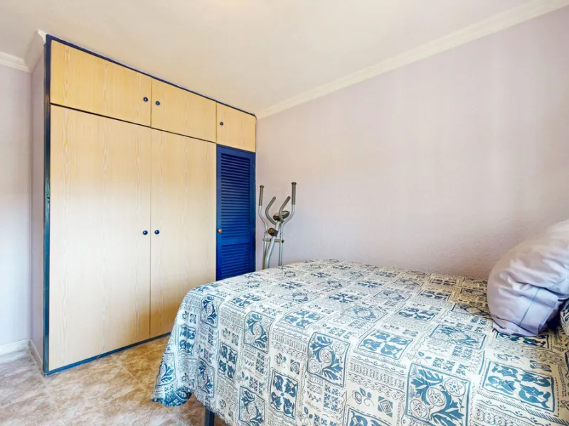 With 2,802 m2 of land and 373 m2 of usable space, we find this spacious house built in 2000 and with great possibilities.