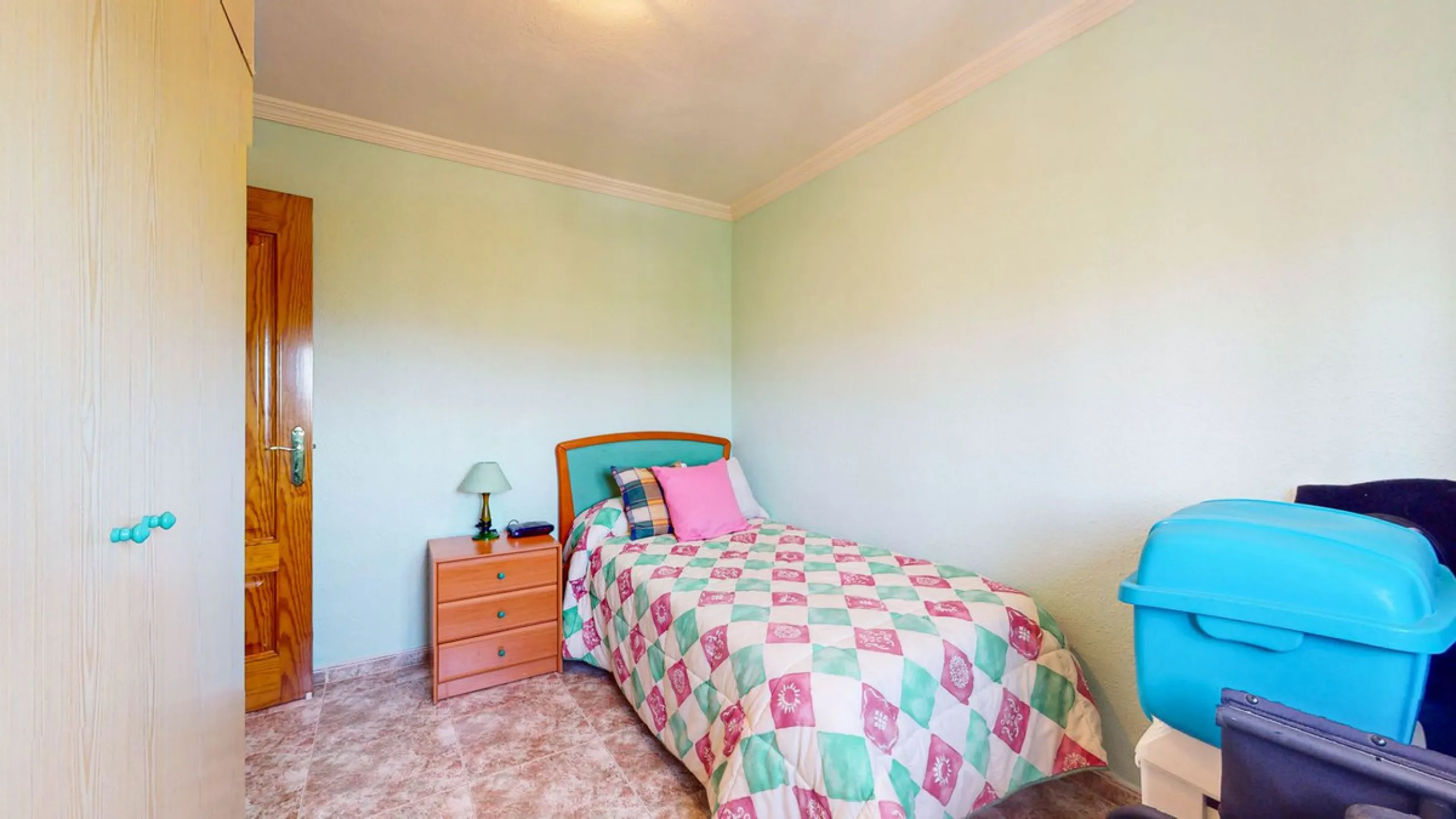 With 2,802 m2 of land and 373 m2 of usable space, we find this spacious house built in 2000 and with great possibilities.