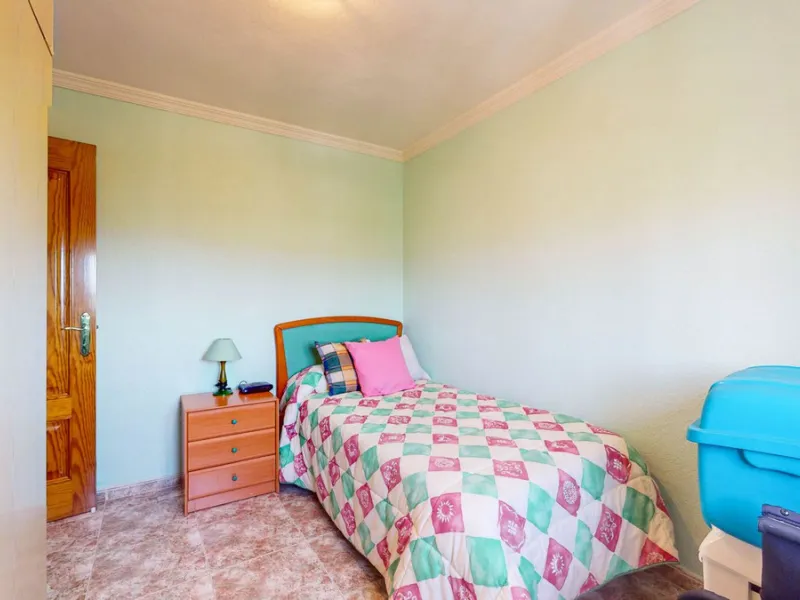 With 2,802 m2 of land and 373 m2 of usable space, we find this spacious house built in 2000 and with great possibilities.