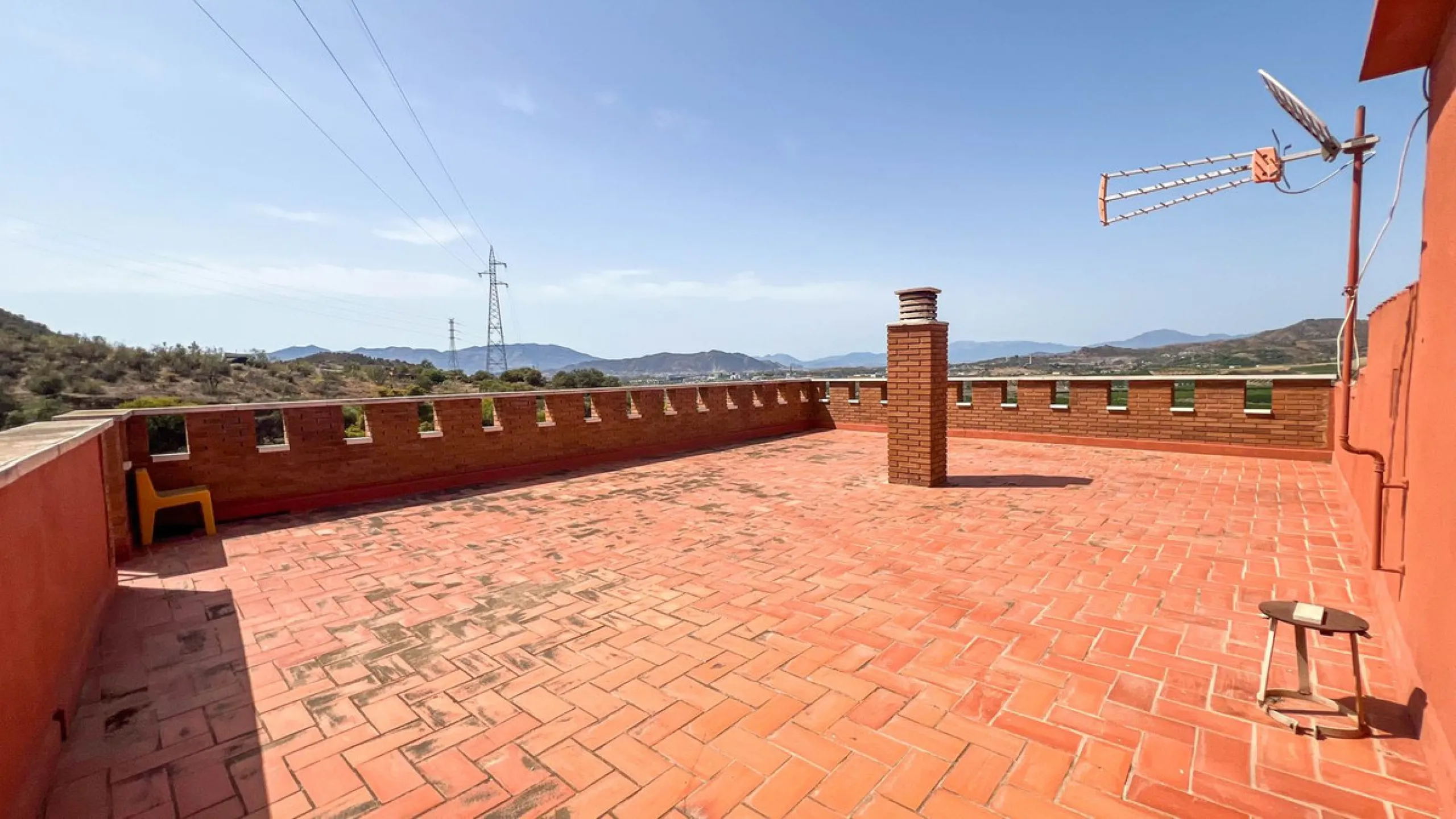 With 2,802 m2 of land and 373 m2 of usable space, we find this spacious house built in 2000 and with great possibilities.