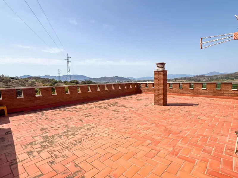 With 2,802 m2 of land and 373 m2 of usable space, we find this spacious house built in 2000 and with great possibilities.