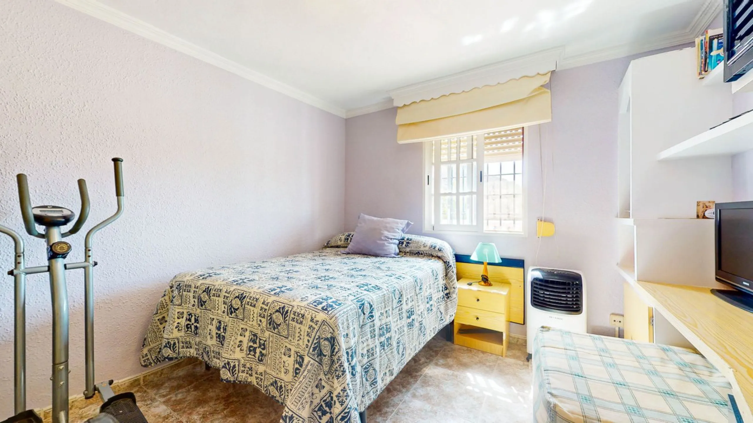 With 2,802 m2 of land and 373 m2 of usable space, we find this spacious house built in 2000 and with great possibilities.