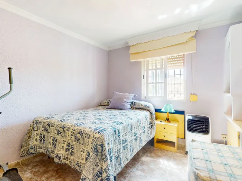 With 2,802 m2 of land and 373 m2 of usable space, we find this spacious house built in 2000 and with great possibilities.