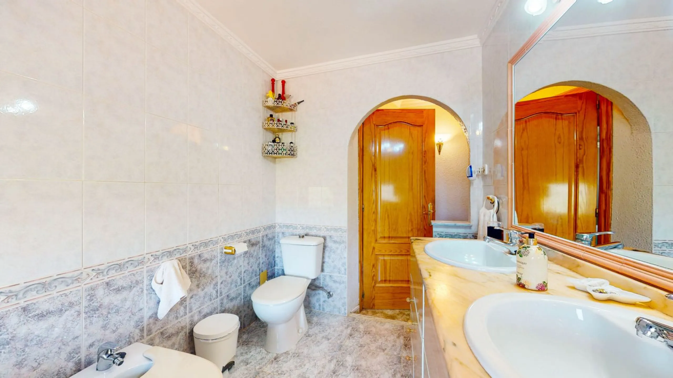 With 2,802 m2 of land and 373 m2 of usable space, we find this spacious house built in 2000 and with great possibilities.