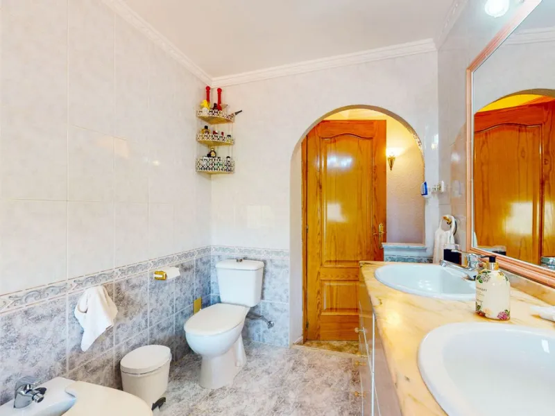 With 2,802 m2 of land and 373 m2 of usable space, we find this spacious house built in 2000 and with great possibilities.