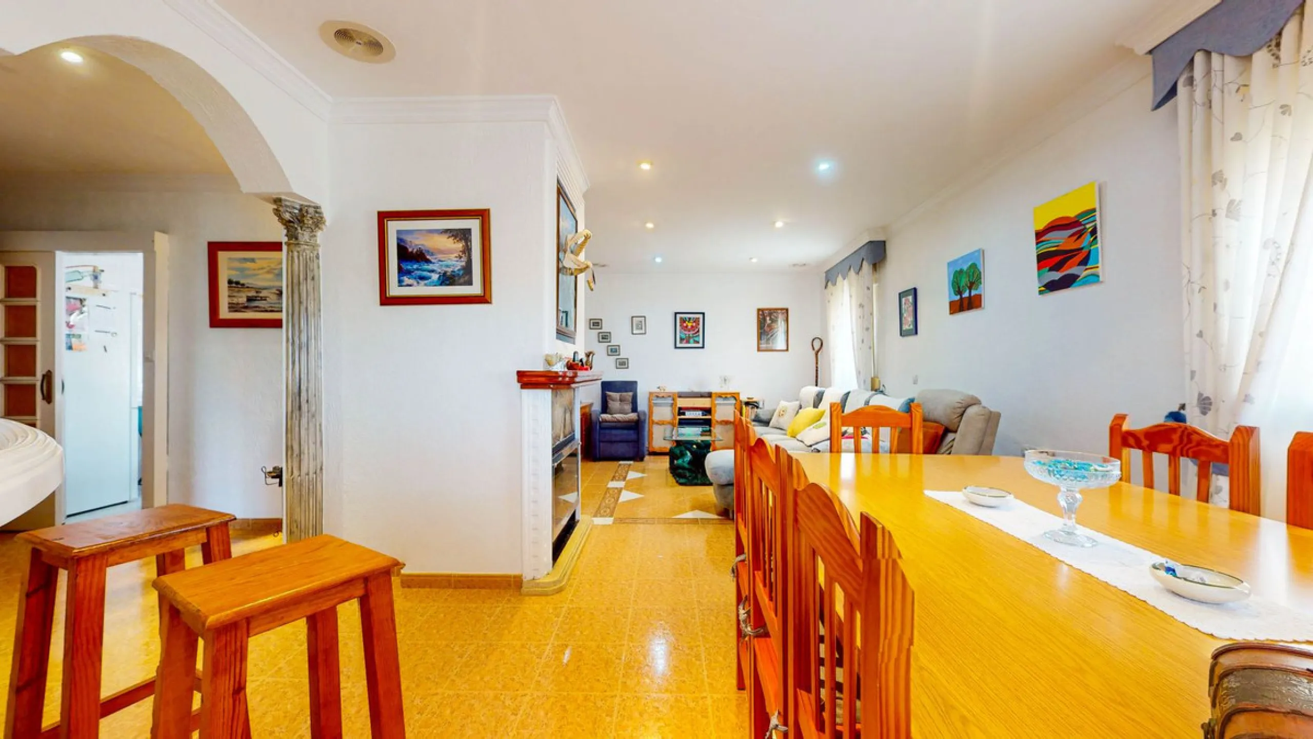 With 2,802 m2 of land and 373 m2 of usable space, we find this spacious house built in 2000 and with great possibilities.