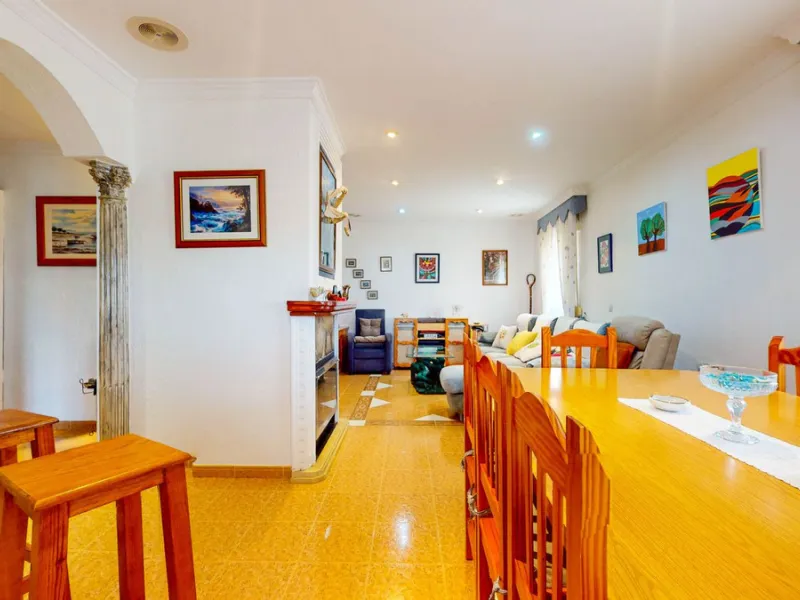 With 2,802 m2 of land and 373 m2 of usable space, we find this spacious house built in 2000 and with great possibilities.