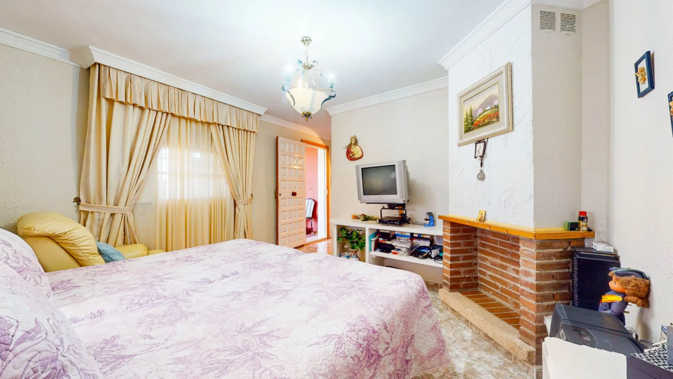With 2,802 m2 of land and 373 m2 of usable space, we find this spacious house built in 2000 and with great possibilities.
