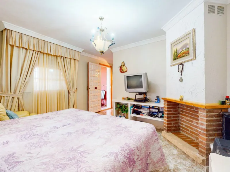 With 2,802 m2 of land and 373 m2 of usable space, we find this spacious house built in 2000 and with great possibilities.