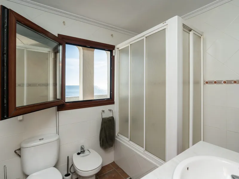 Strandnahes Stadthaus mit Meerblick bei San Luis de Sabinillas, Casares