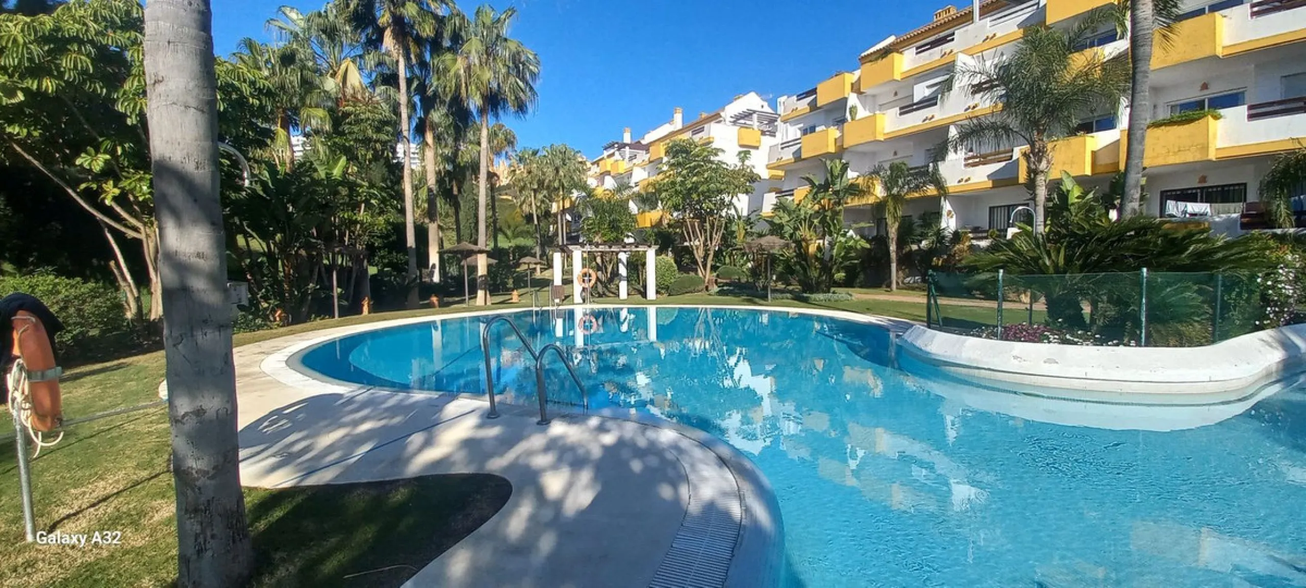 Here we have a fabulous two-bedroom, two-bathroom apartment front line golf in Gran Calanova Golf, overlooking Calanova Golf Course. Boasting stunning panoramic views over the fairways, mountains, and down to the coast, this property offers a perfect blen