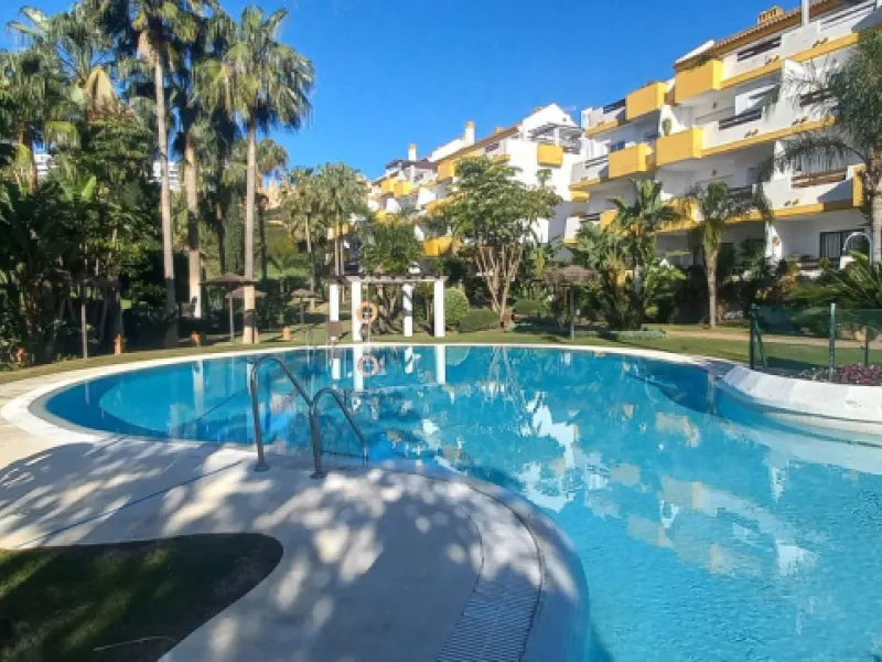 Here we have a fabulous two-bedroom, two-bathroom apartment front line golf in Gran Calanova Golf, overlooking Calanova Golf Course. Boasting stunning panoramic views over the fairways, mountains, and down to the coast, this property offers a perfect blen