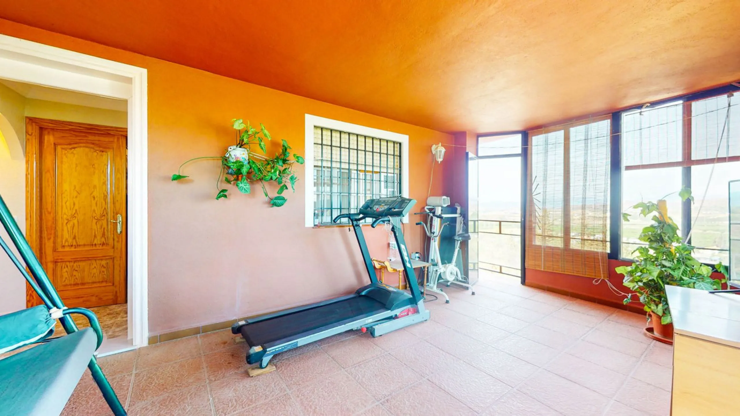With 2,802 m2 of land and 373 m2 of usable space, we find this spacious house built in 2000 and with great possibilities.