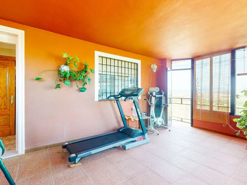 With 2,802 m2 of land and 373 m2 of usable space, we find this spacious house built in 2000 and with great possibilities.