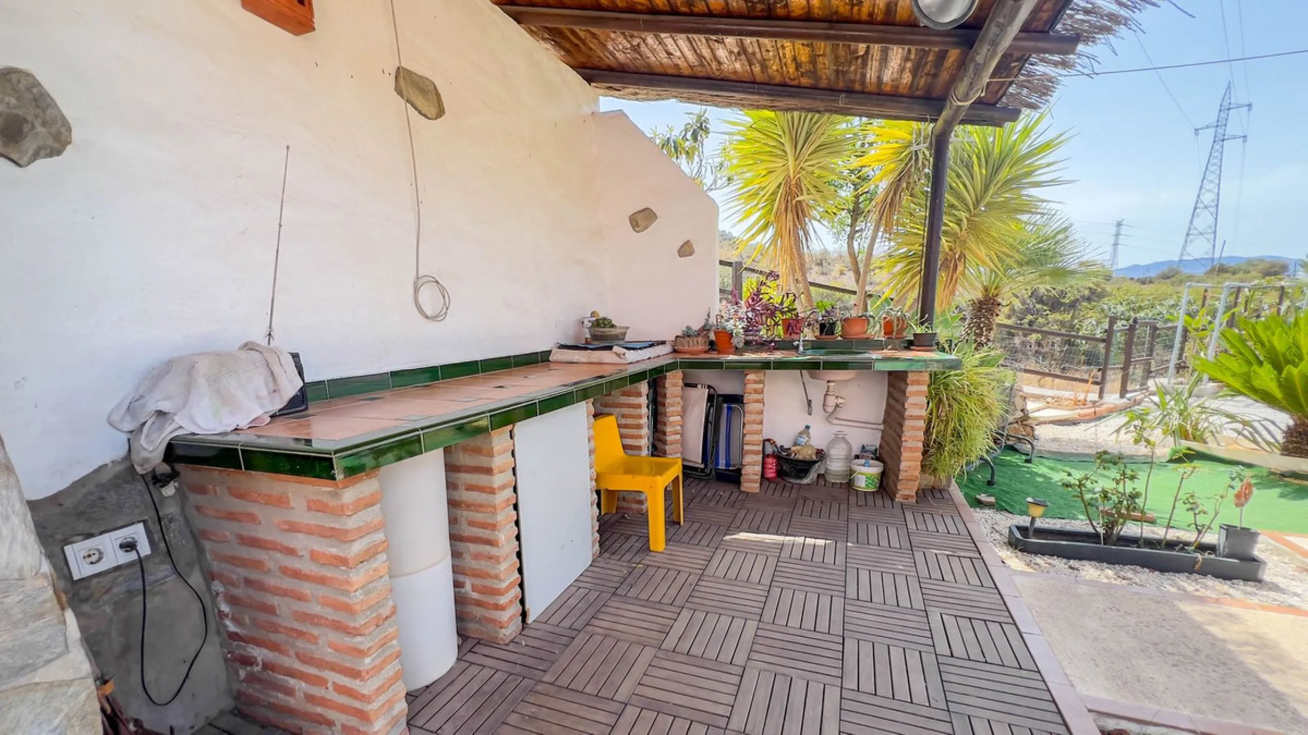 With 2,802 m2 of land and 373 m2 of usable space, we find this spacious house built in 2000 and with great possibilities.