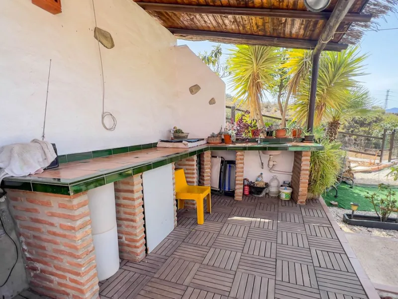 With 2,802 m2 of land and 373 m2 of usable space, we find this spacious house built in 2000 and with great possibilities.