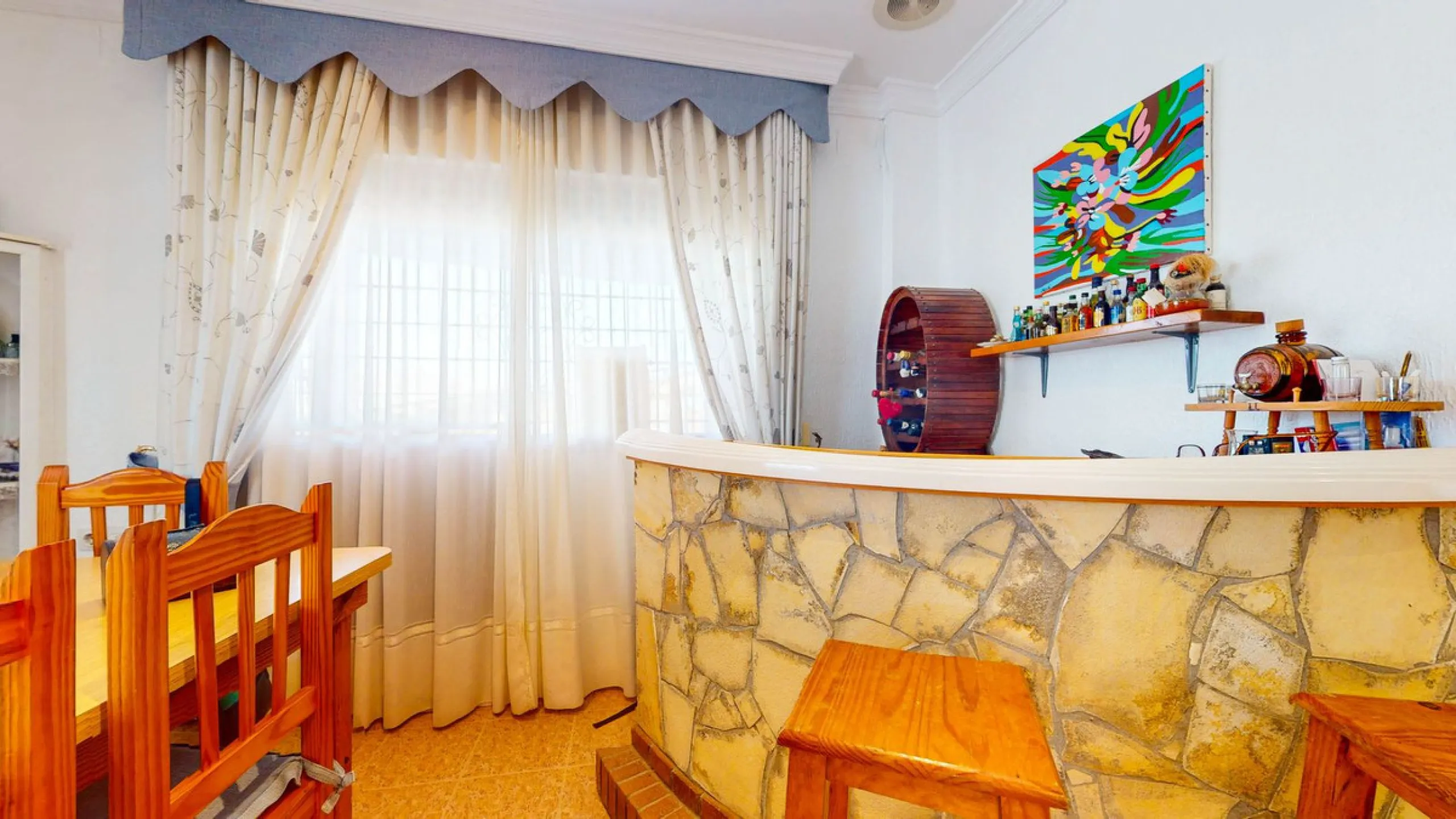 With 2,802 m2 of land and 373 m2 of usable space, we find this spacious house built in 2000 and with great possibilities.