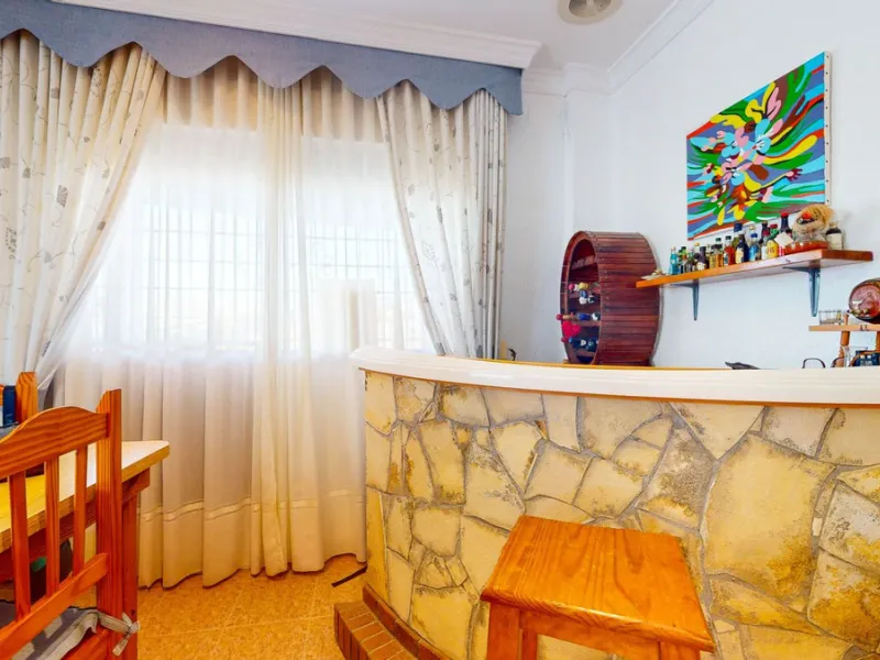 With 2,802 m2 of land and 373 m2 of usable space, we find this spacious house built in 2000 and with great possibilities.