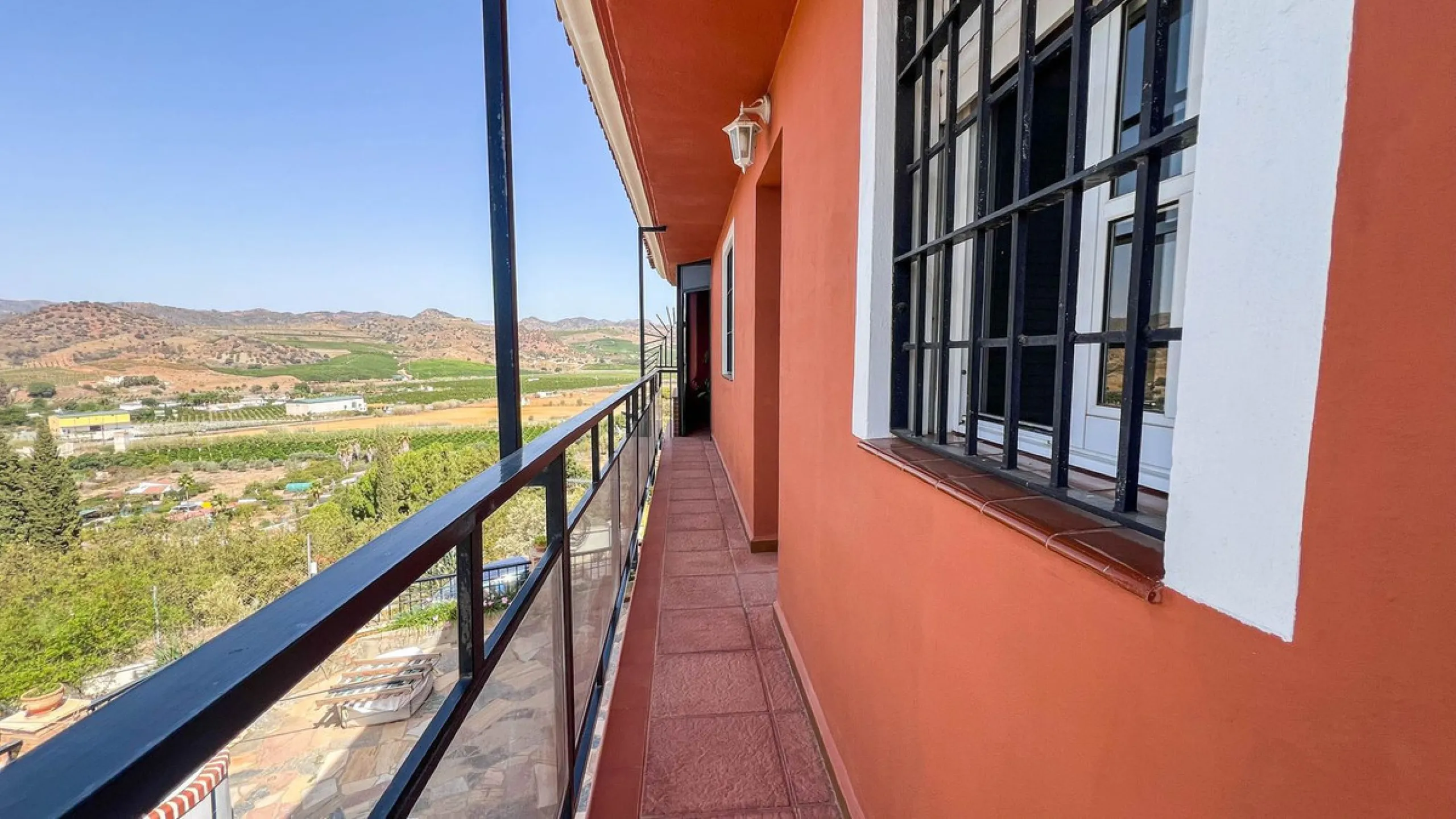With 2,802 m2 of land and 373 m2 of usable space, we find this spacious house built in 2000 and with great possibilities.