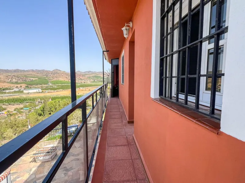 With 2,802 m2 of land and 373 m2 of usable space, we find this spacious house built in 2000 and with great possibilities.
