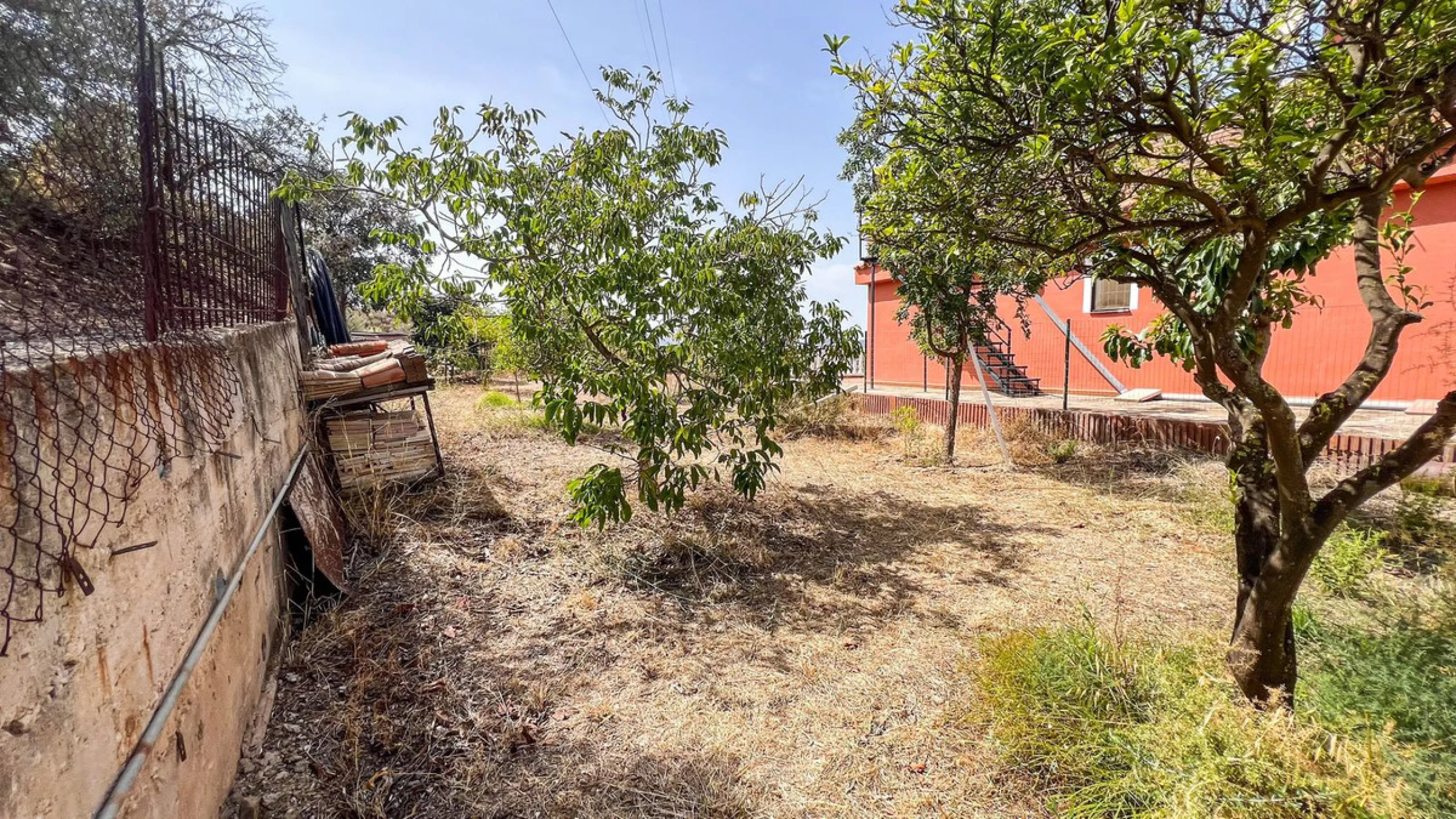 With 2,802 m2 of land and 373 m2 of usable space, we find this spacious house built in 2000 and with great possibilities.