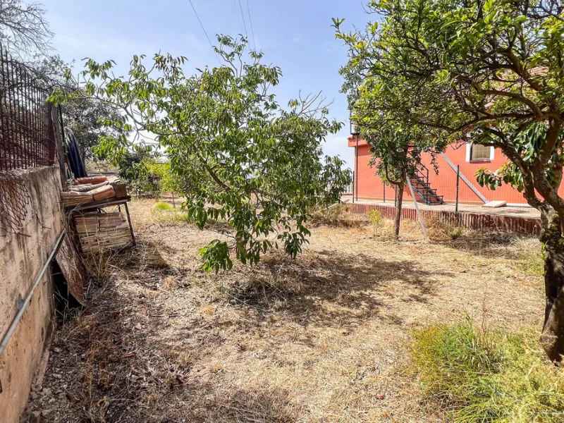 With 2,802 m2 of land and 373 m2 of usable space, we find this spacious house built in 2000 and with great possibilities.