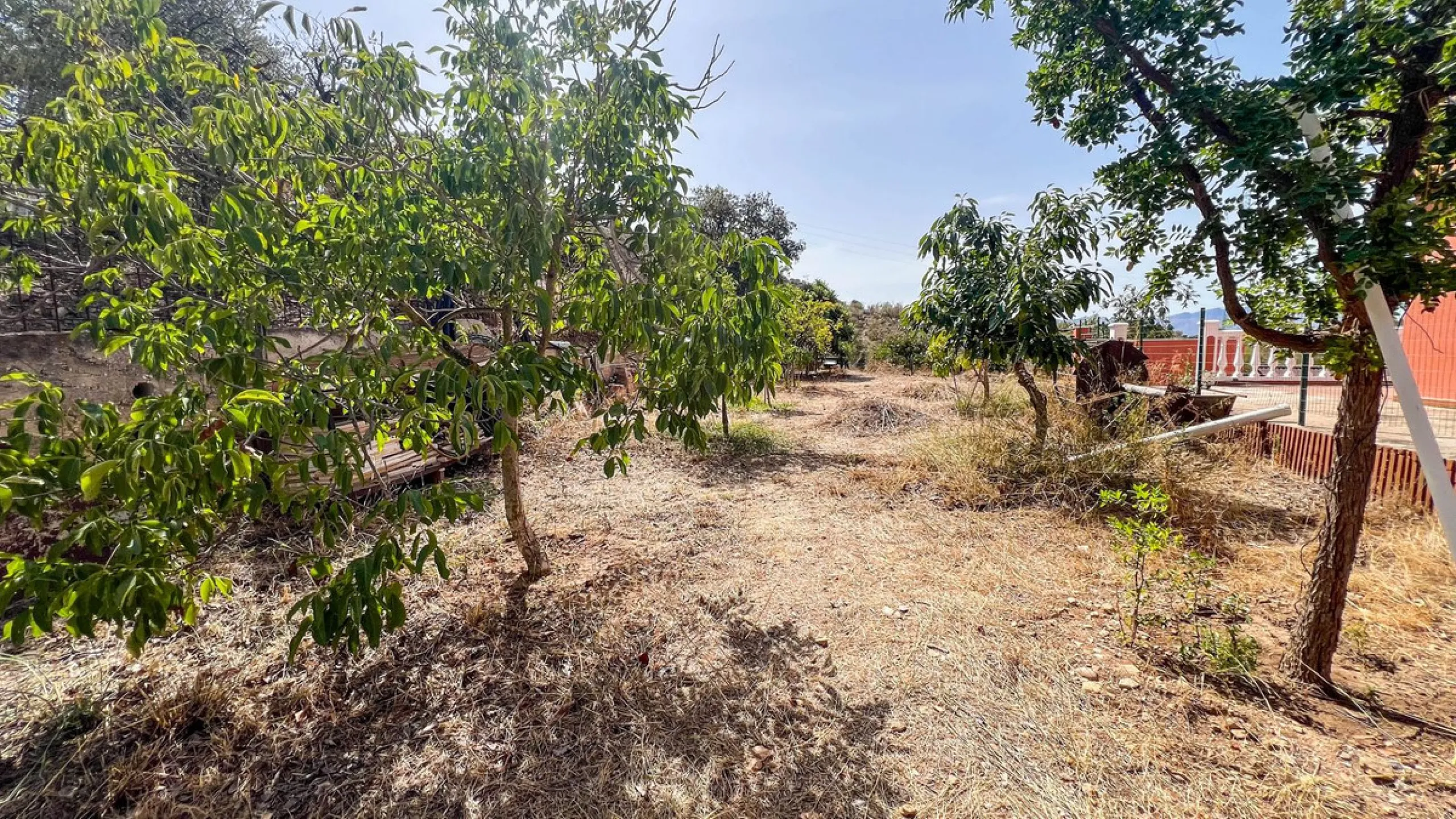 With 2,802 m2 of land and 373 m2 of usable space, we find this spacious house built in 2000 and with great possibilities.