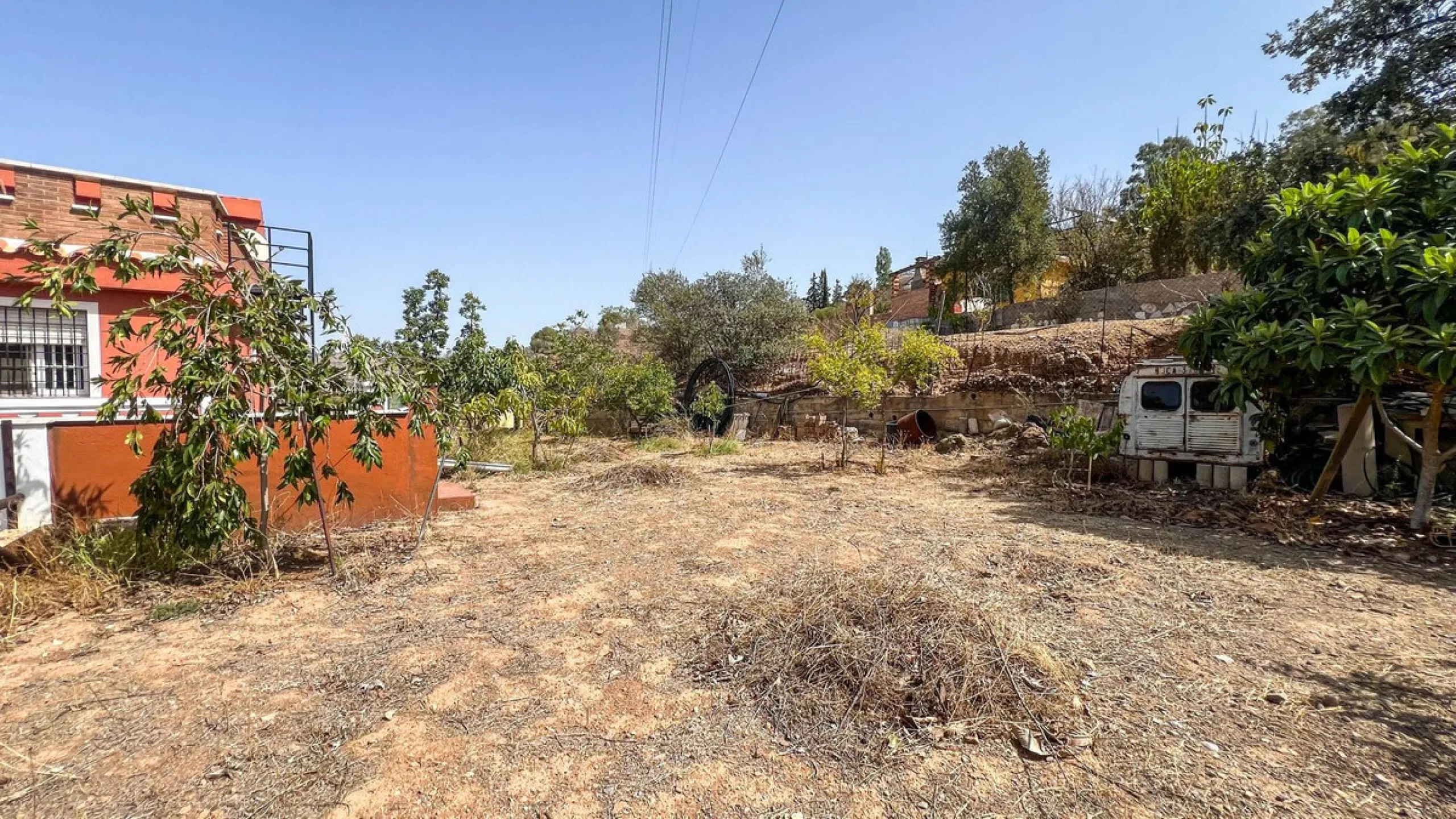 With 2,802 m2 of land and 373 m2 of usable space, we find this spacious house built in 2000 and with great possibilities.